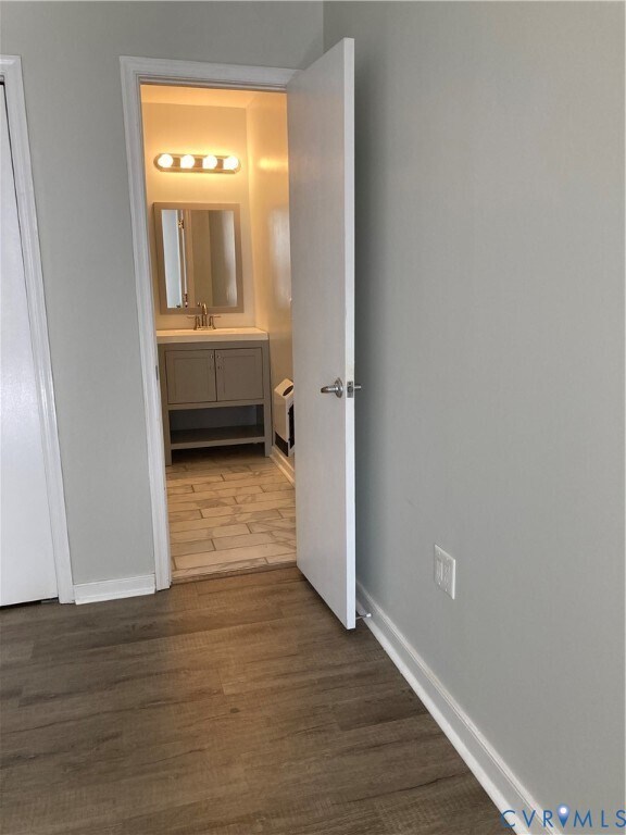 Building Photo - 14720 Village Square Pl