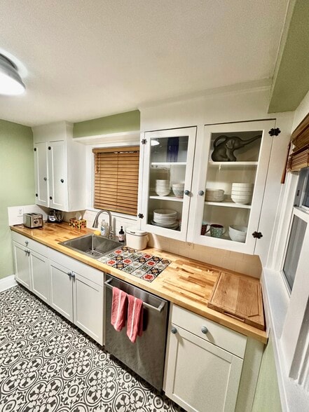 Building Photo - 4007 NE 8th Ave