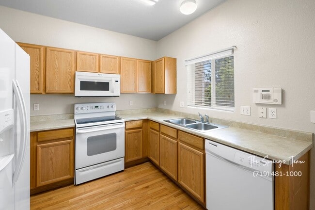 Building Photo - Charming 2-Bedroom Townhome in Central Col...