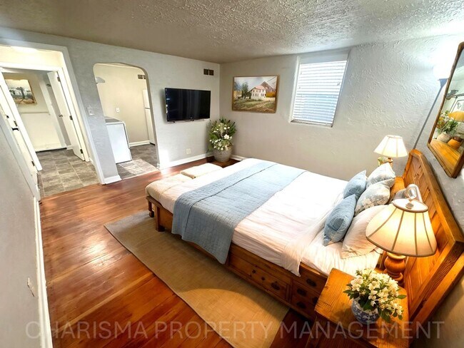 Building Photo - 917 Plex