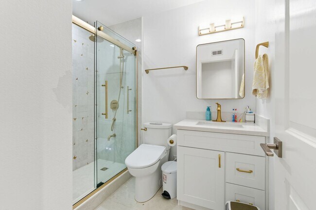 Building Photo - Welcome to elegant living in the heart of ...