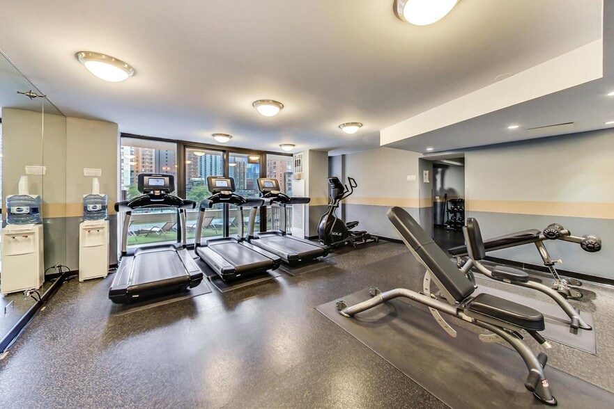 Building Photo - 33 W Delaware Pl