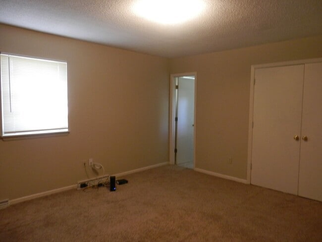 Building Photo - Quality 3 Bedroom 1.5 Bathroom Townhouse