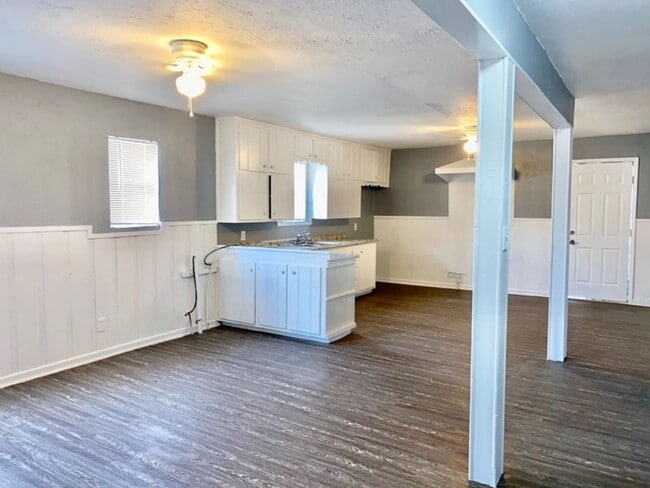 Building Photo - Handyman Special $0 First Month's Rent / “You fix, you SAVE BIG!!” Contact Mayshell for details: ...