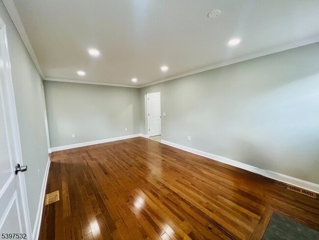 Building Photo - 20 Van Dyke Pl