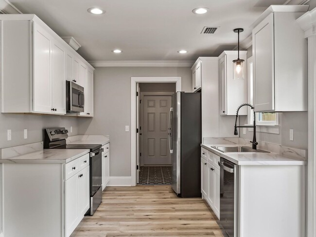 Building Photo - New 3 Bedroom Home Available Now!