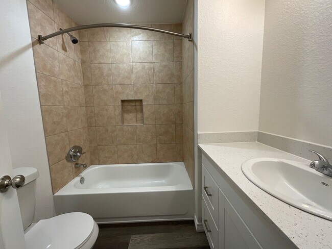 Building Photo - Beautiful 2 Bedroom/ 1 1/2 Bath Duplex in Kingsland, TX.