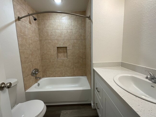 Building Photo - **Move in Special**Available Now!! Beautif...