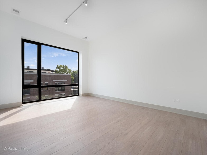 Building Photo - 3202 N Racine Ave