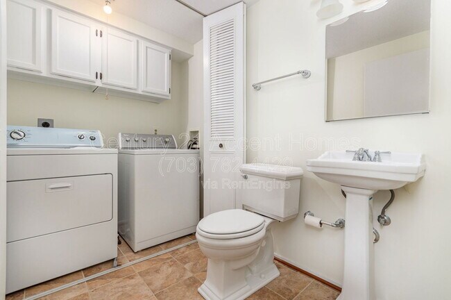 Building Photo - 7690 Middle Valley Dr