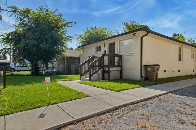 Building Photo - Available now, 2 bed 1 bath end unit in qu...