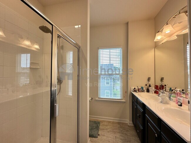 Building Photo - 724 Phalarope St