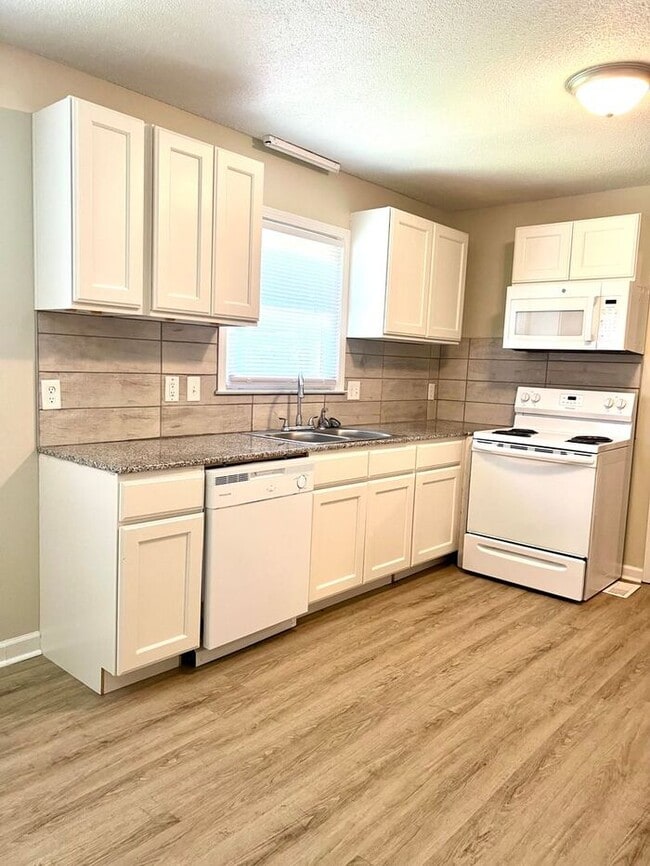 Building Photo - 3 BEDROOM MADE FOR YOU - Available for Mov...