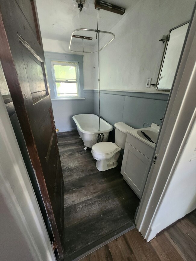 Building Photo - 626 E 23rd St