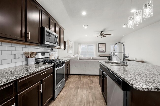 Building Photo - 8207 Amaryllis Ct