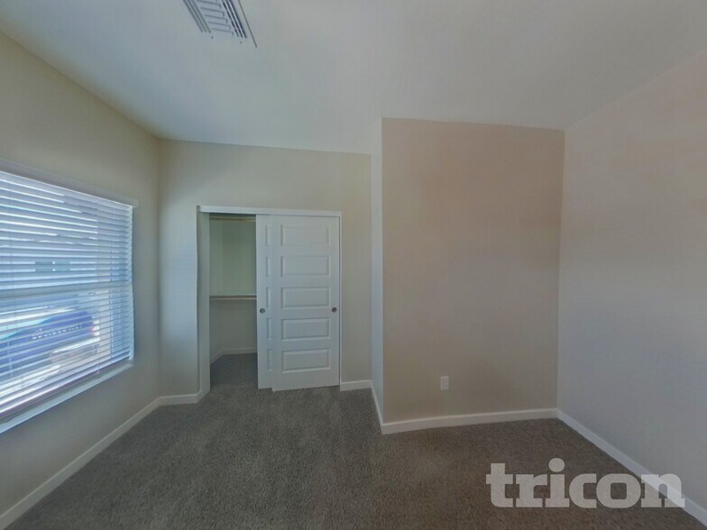 Building Photo - 4544 E Grandview St