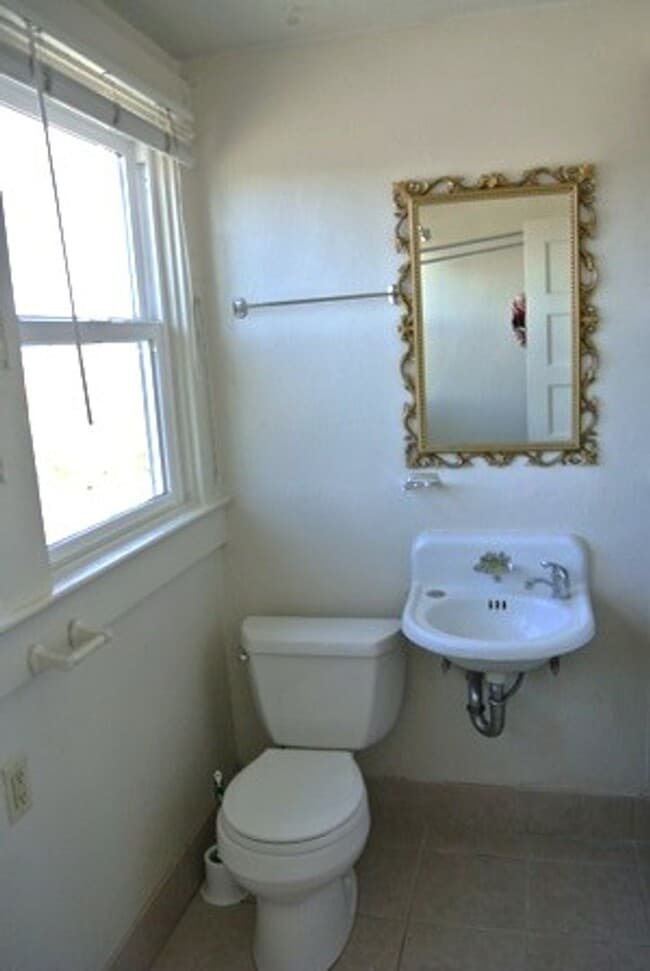 Building Photo - Charming Craftsman-Style 2BD/1BA Duplex – ...
