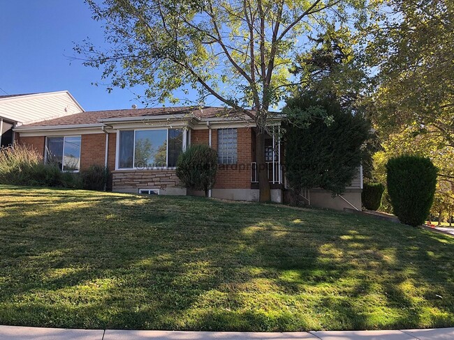 Primary Photo - Great 3 Bedroom Duplex