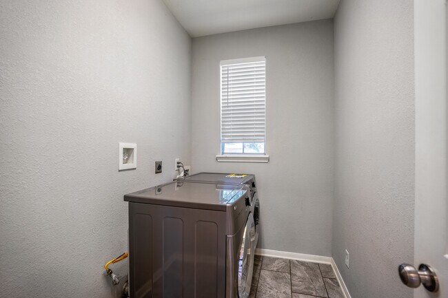Building Photo - 4710 Devonberry Ln