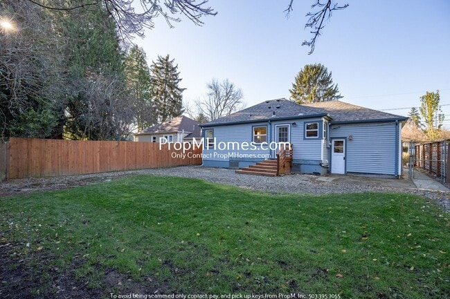 Building Photo - 4 Bedroom in the Heart of Sellwood! Fenced Backyard and Huge Basement!