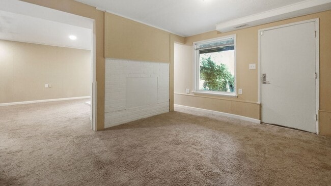 Building Photo - Beautifully Remodeled Bellevue Home in Prime Location