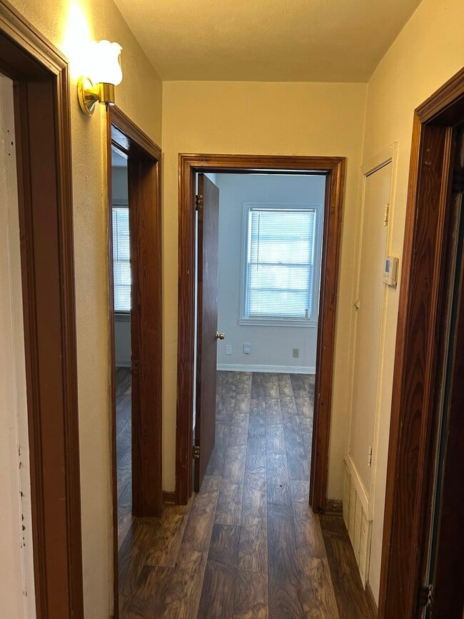 Building Photo - 2501 Robin Hood Dr