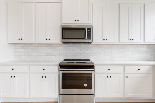 Building Photo - 304 East Dr