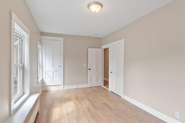 Building Photo - 20 School St