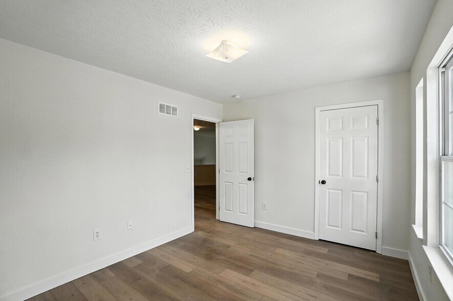 Building Photo - 2380 Oaktree Pl