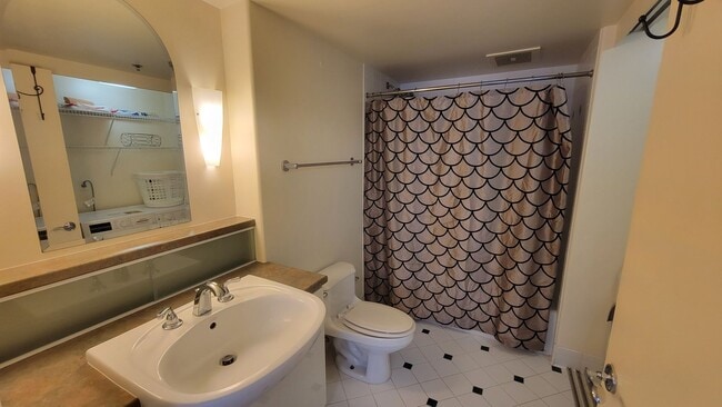 Building Photo - Fully Furnished 1 Bed 1 Bath 1 Parking in ...