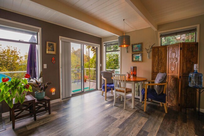 Building Photo - Gorgeous Custom Home!  Pet friendly and La...