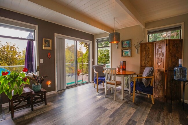 Building Photo - Lovingly Maintained with Designer Finishes...