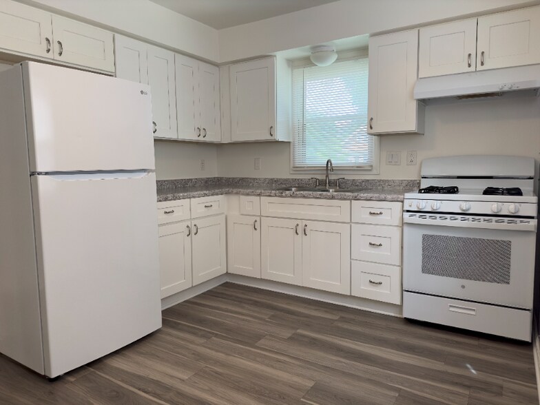 Building Photo - 2407 S 68th St