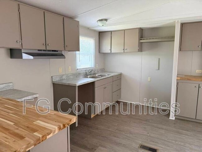 Building Photo - 123 Ray Cir