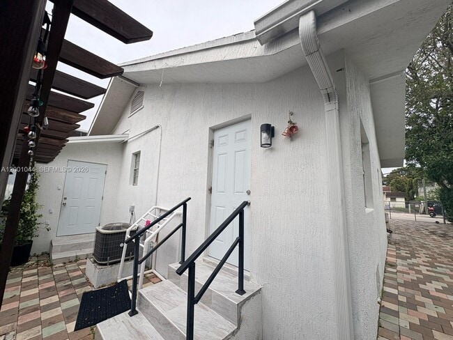 Building Photo - 314 SW 10th Ave