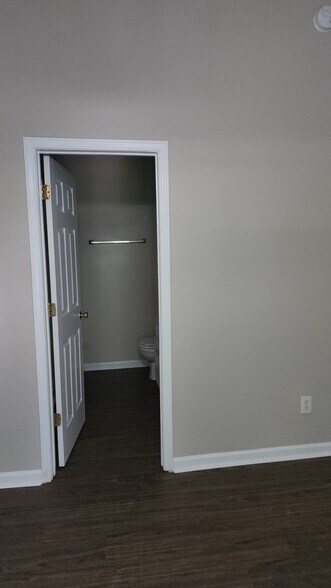 Building Photo - 2222 Valley Haven Dr
