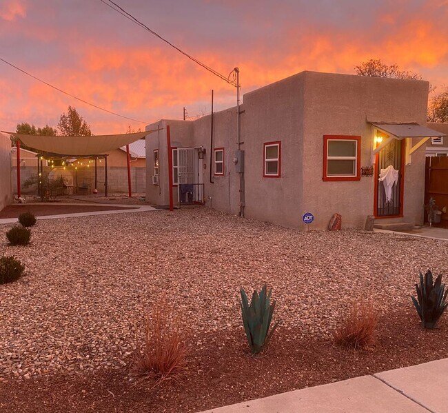 Building Photo - Cozy 1 Bedroom 1 Bathroom House In The NW!