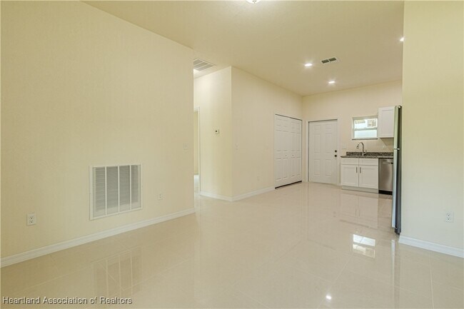 Building Photo - 3210 Oleander Dr