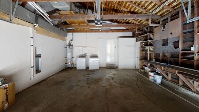 Building Photo - 4BD/2BA, Upgraded Kitchen! Sunroom!