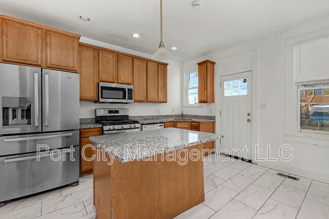 Building Photo - 438 Cornwall St