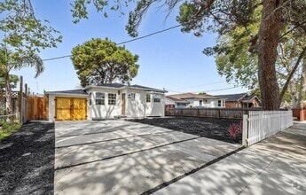 Building Photo - Charming 2 bedroom, 1 bathroom house