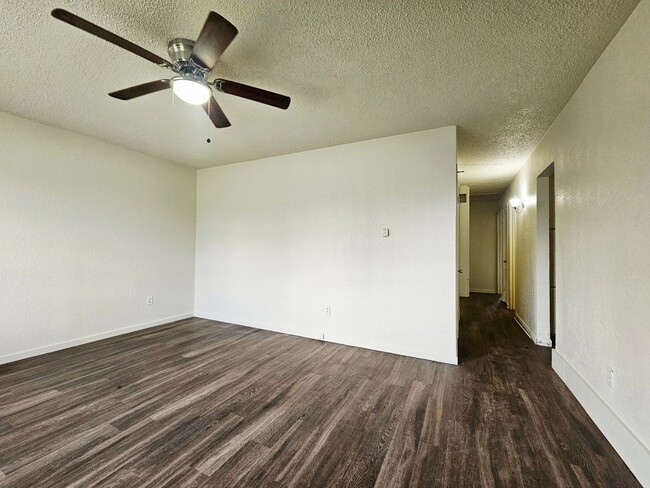 Building Photo - Charming 3 Bedroom Home