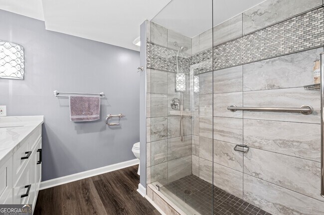 Building Photo - 6851 Roswell Rd