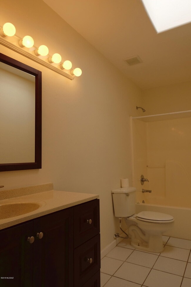 Building Photo - 3144 E Monte Vista Dr