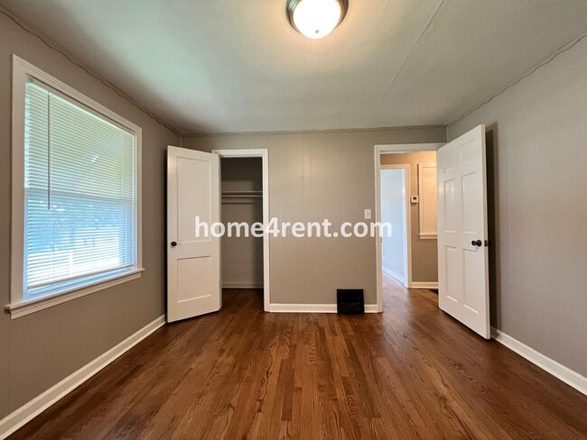 Building Photo - Cozy Ranch Style Home in KCMO w/ Wood Floors and a Fenced in Yard!