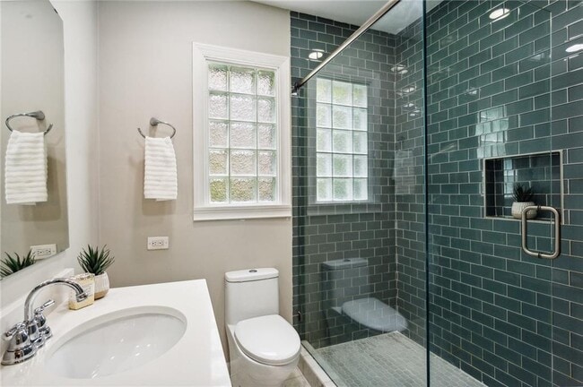 Building Photo - 843 Monroe Dr NE