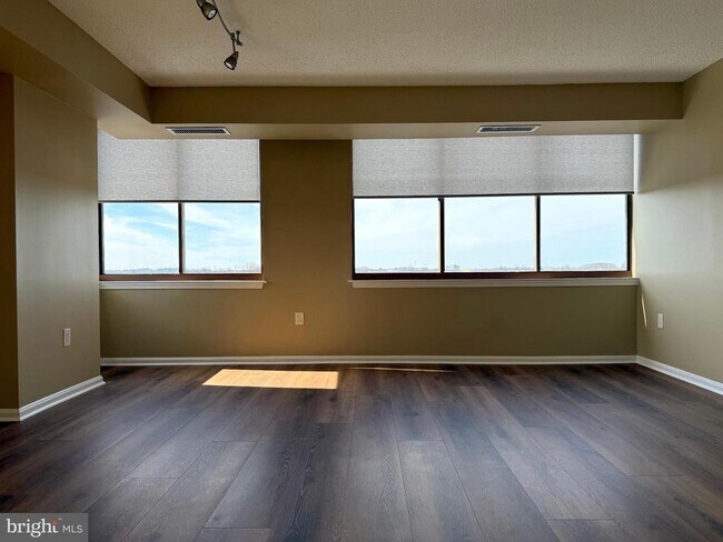 Building Photo - 10101 Grosvenor Pl