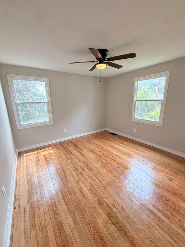 Building Photo - REAL HARDWOOD FLOORING