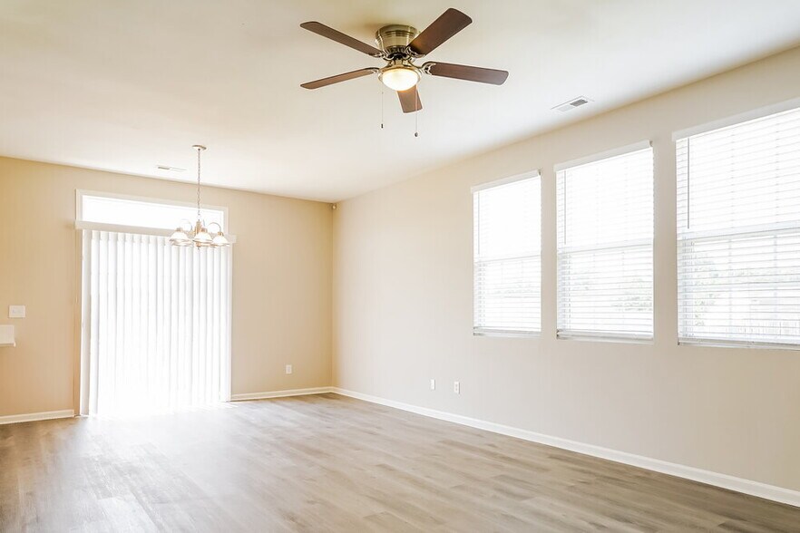 Building Photo - 5200 Tant Cir