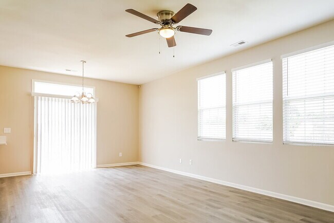 Building Photo - 5200 Tant Cir